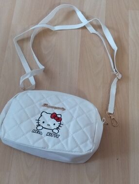 Hello Kitty White Quilted Crossbody with Red Bow Accent 8x5